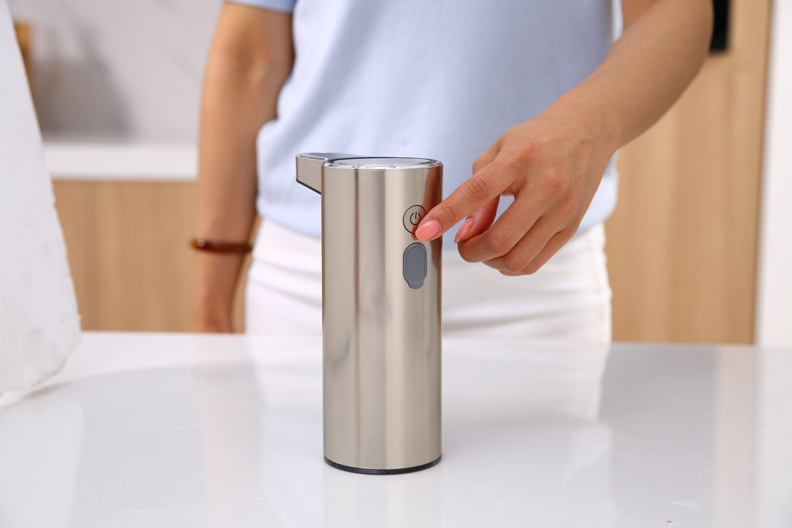 親子で使いやすい】SUNLY 自動ソープディスペンサー 泡タイプ・液体洗剤対応 2段階吐出 センサー距離調整 ガイドライト付き I Umimile ソープディスペンサー  泡 液体 自動 ダブルヘッド 600ml ハンドソープ 食器洗剤 手洗い キッチン対応 壁掛け可能 – umimile.com ブラック自動泡ソープディスペンサー 2個パック